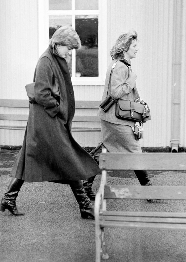 Camilla Parker-Bowles y Diana Spencer en Ludlow Racecourse caminando juntas. | Foto: Getty Images