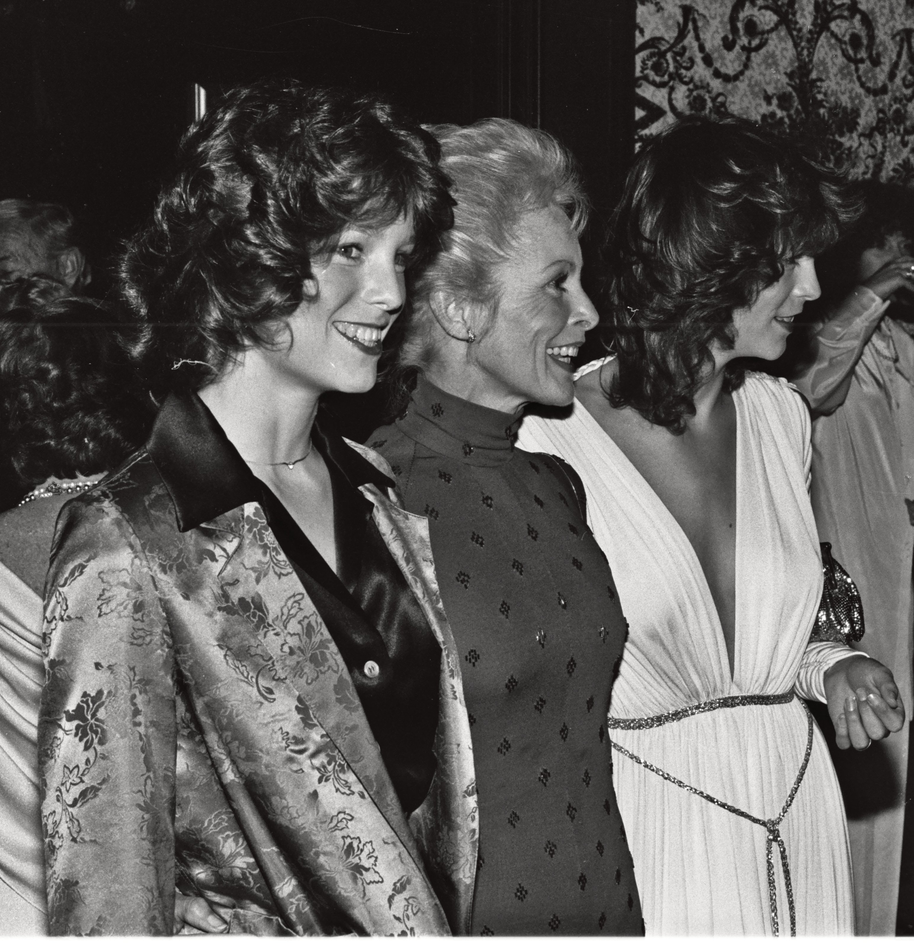 Janet Leigh (middle) with her daughters Kelly Curtis (left) and Jamie Lee Curtis (right) at the National Film Society convention in May 1979 | Image Source: Wikimedia Commons