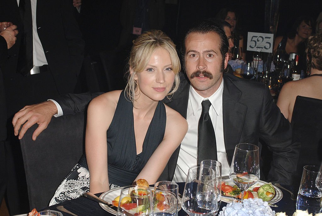Image Credit: Getty Images / Beth Riesgraf and Jason Lee during The 57th Annual Emmy Awards - Governors Ball at Shrine Auditorium in Los Angeles, California, United States.