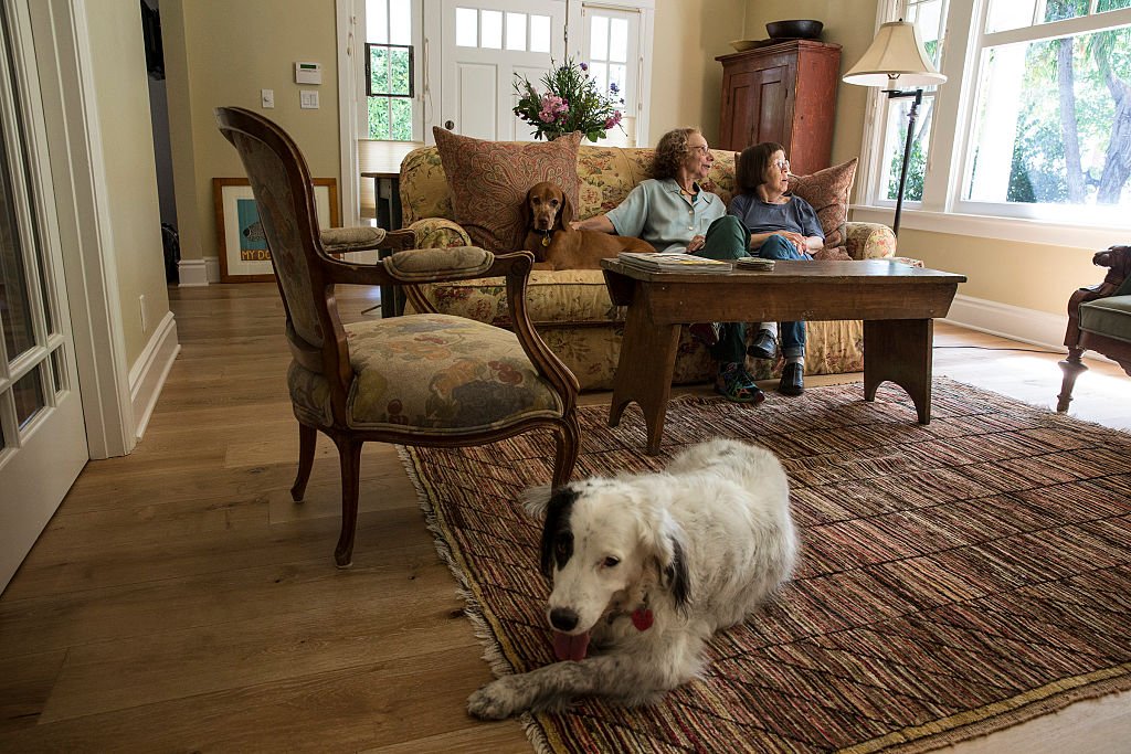 Image Credit: Getty Images / Actress and Oscar winner, Linda Hunt and her wife, Karen share inside their bungalow.