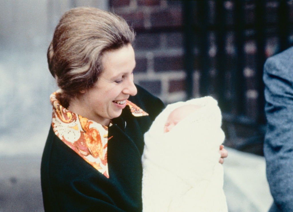 La princesa Anne saliendo del Hospital St Mary's, Paddington, con su hija de tres días, Zara Phillips, Londres, 18 de mayo de 1981. | Foto: Getty Images