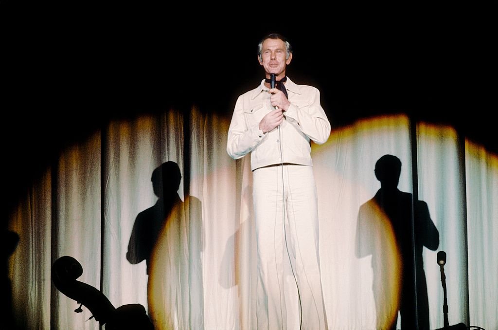 Image Credits: Getty Images / Michael Ochs Archives | Johnny Carson host of the Tonight Show, performs at the Sahara Hotel circa 1973 in Las Vegas, Nevada.