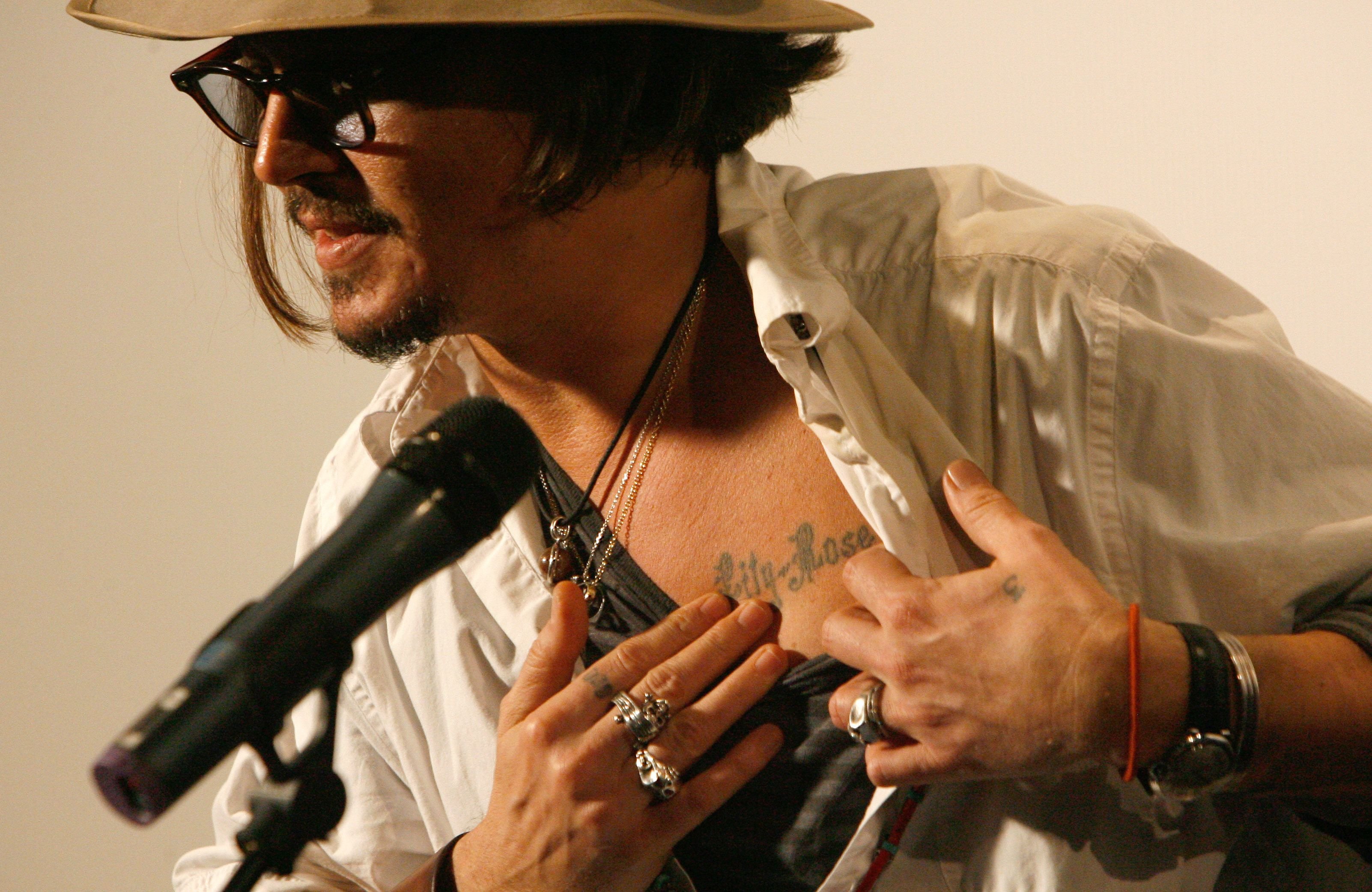 Johnny Depp tattooed his daughter's name on his chest / Getty Images