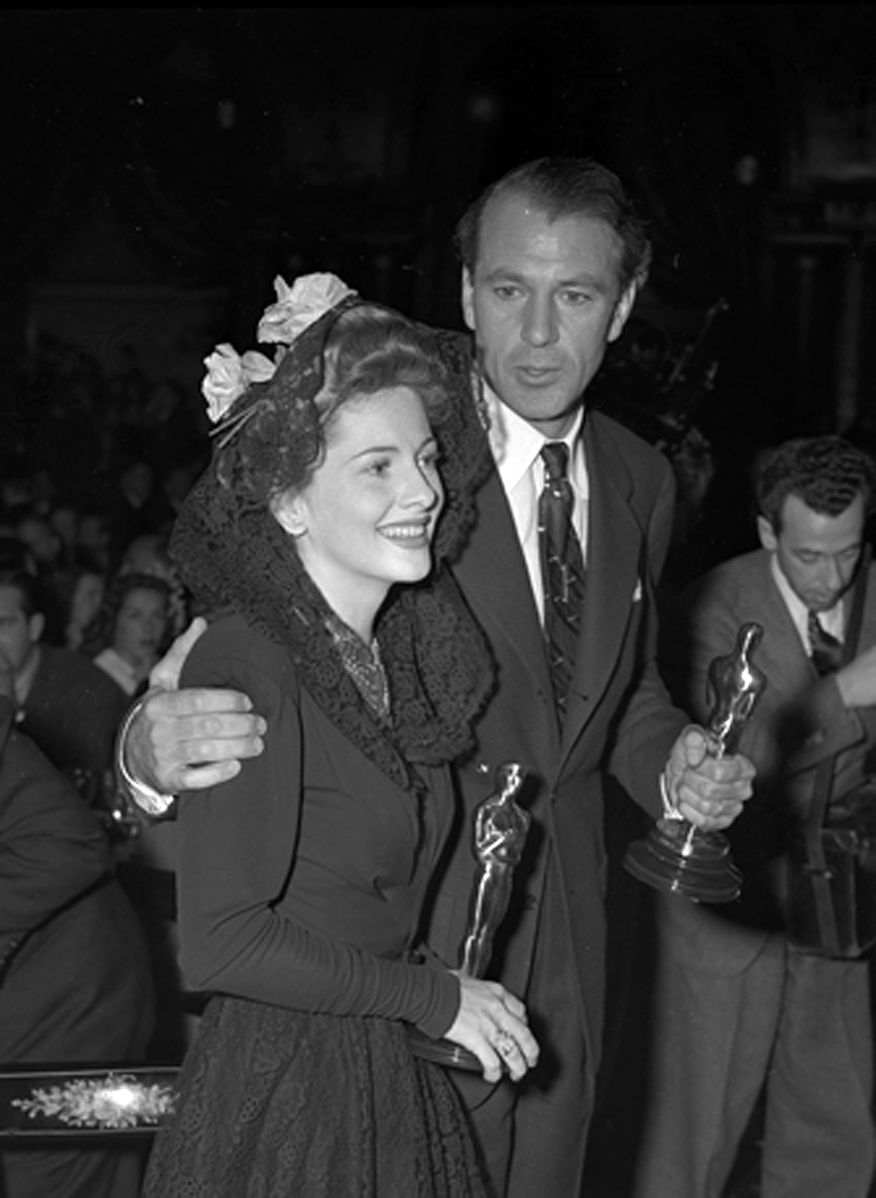 Image Source: Wikimedia Commons/Actors Joan Fontaine and Gary Cooper holding their Oscars at the Academy Awards after party, 1942