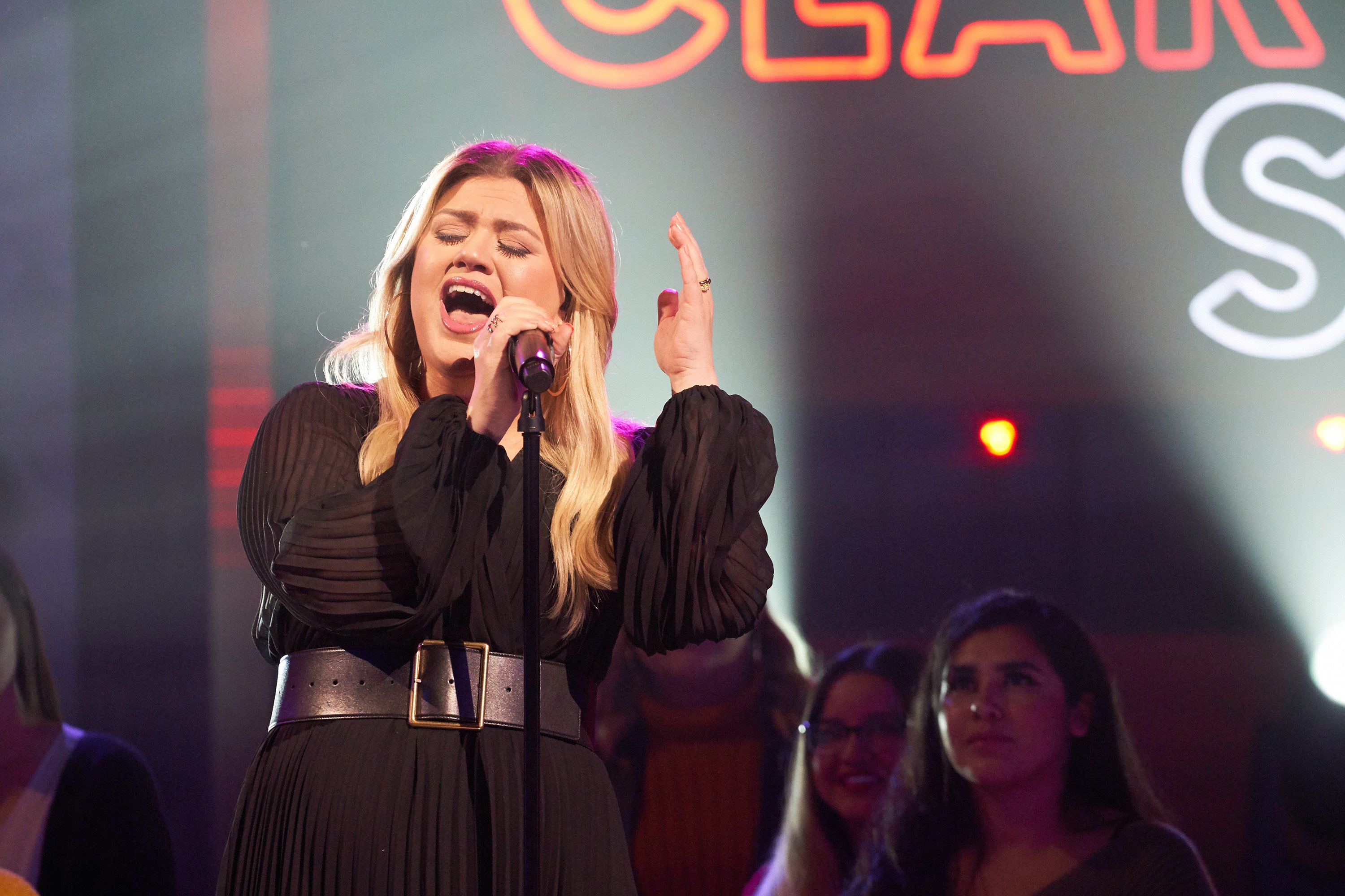 Image Credit: Getty Images / Singer, Kelly Clarkson on set for her talk show, The Kelly Clarkson Show.
