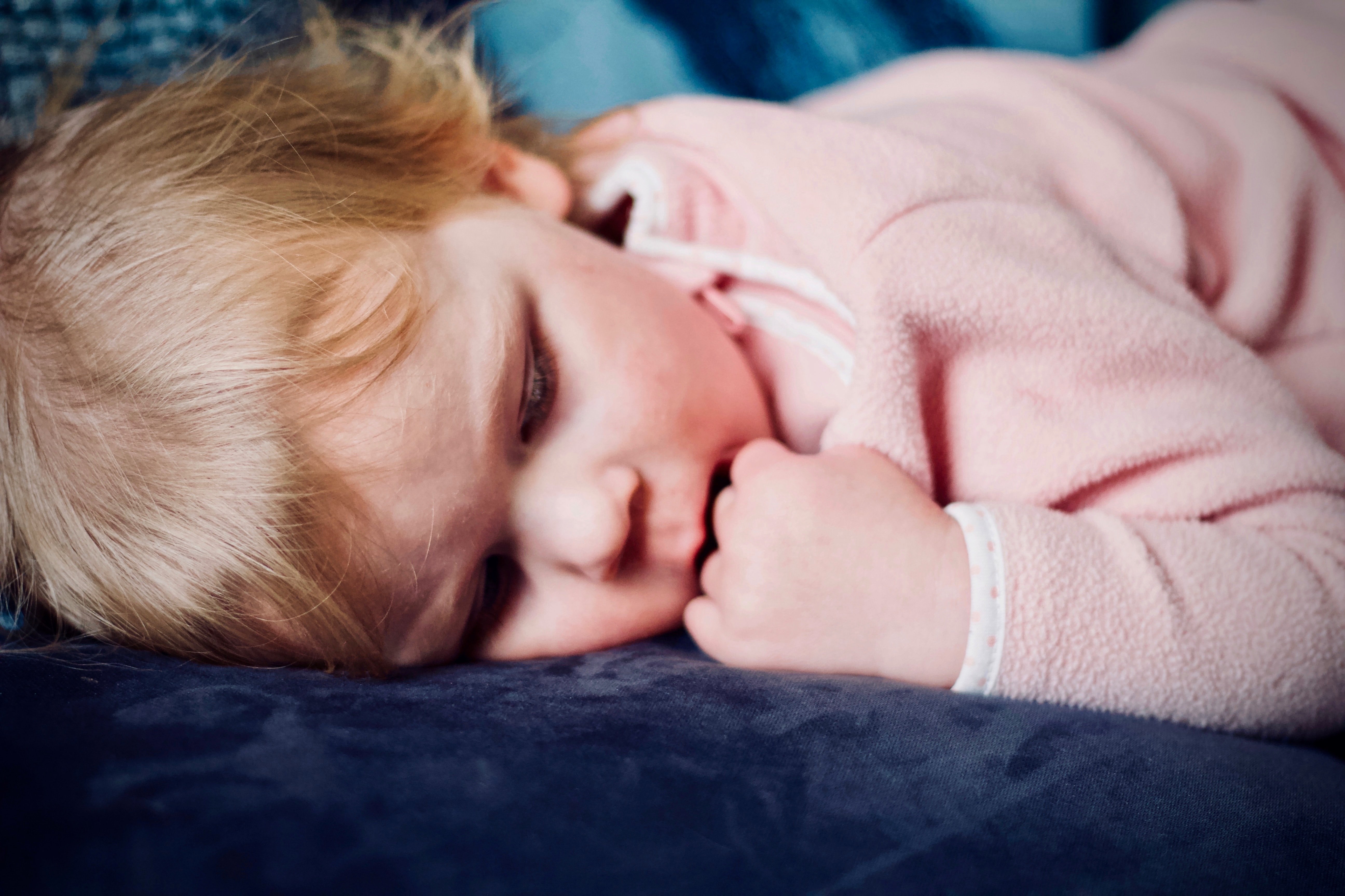 Toddler sleeping | Photo by Jelleke Vanooteghem on Unsplash