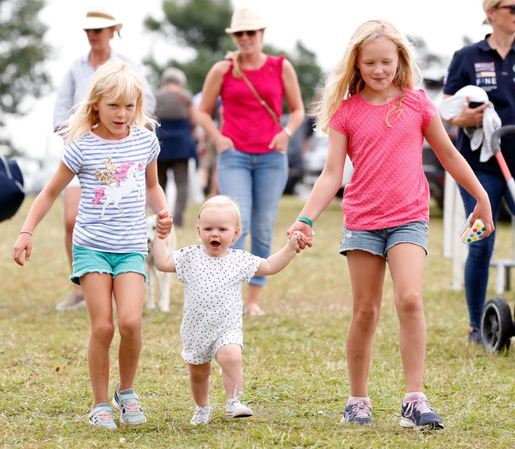 Image Credit: Getty Images / Isla Phillips (l) and Savannah Phillips (r) walk holding hands with their cousin Lena Tindall at Gatcombe Park on August 4, 2019 in Stroud, England. Image Credit: Getty Images / Isla Phillips (l) and Savannah Phillips (r) walk holding hands with their cousin Lena Tindall at Gatcombe Park on August 4, 2019 in Stroud, England.