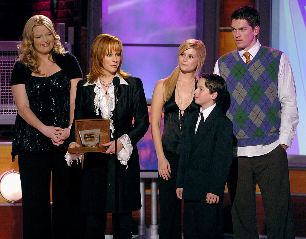 Image Credit: Getty Images / Melissa Peterman, Reba McEntire, Joanna Garcia, Mitch Holleman and Steve Howey at the Beverly Hilton Hotel in Beverly Hills.