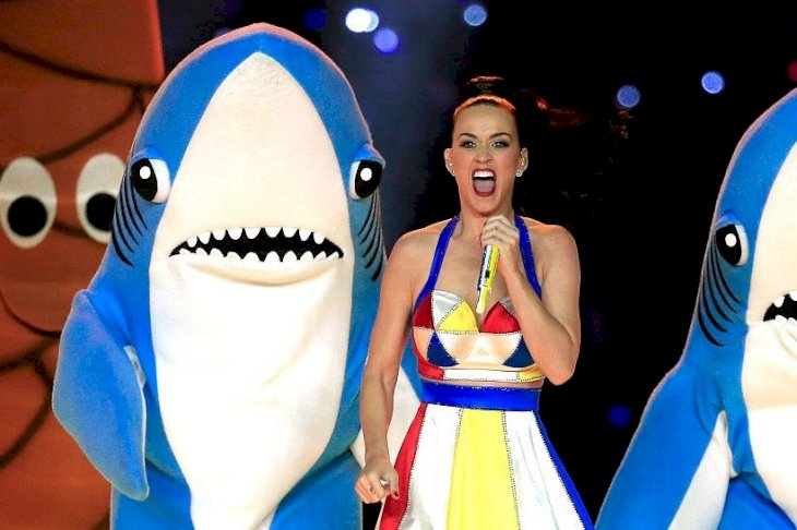 Image Credits: Getty Images / Rob Carr | Singer Katy Perry performs with dancers during the Pepsi Super Bowl XLIX Halftime Show at University of Phoenix Stadium on February 1, 2015 in Glendale, Arizona.