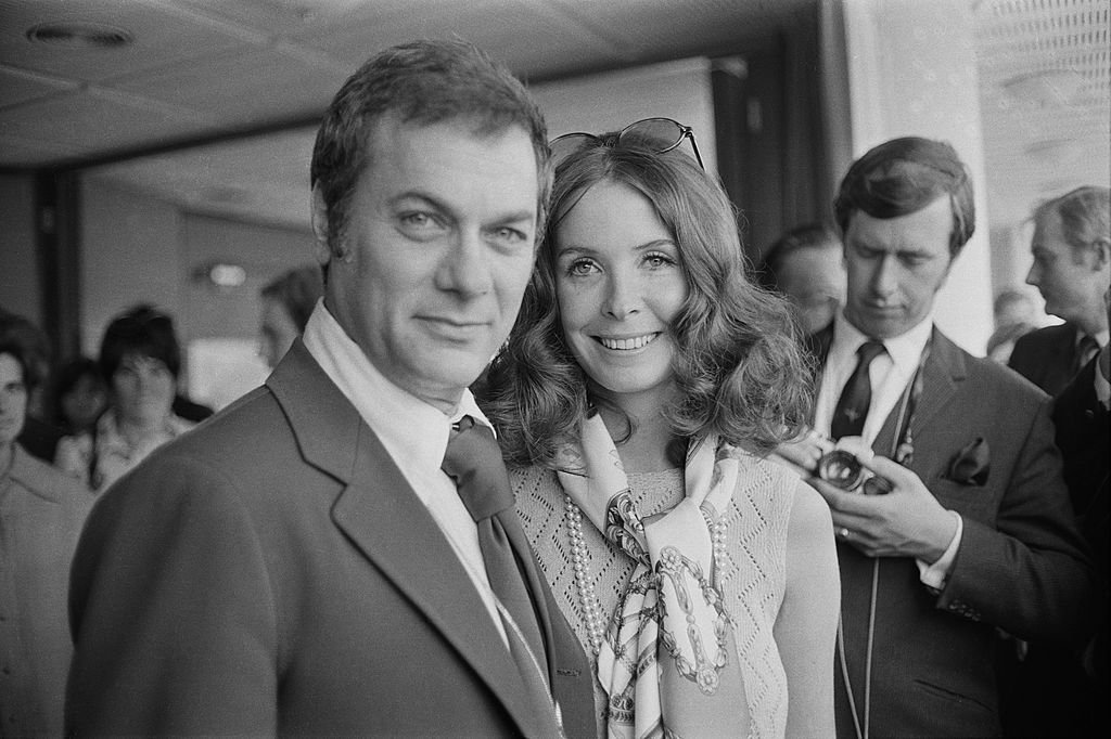 Tony Curtis and Leslie Allen | Image Source: Getty Images