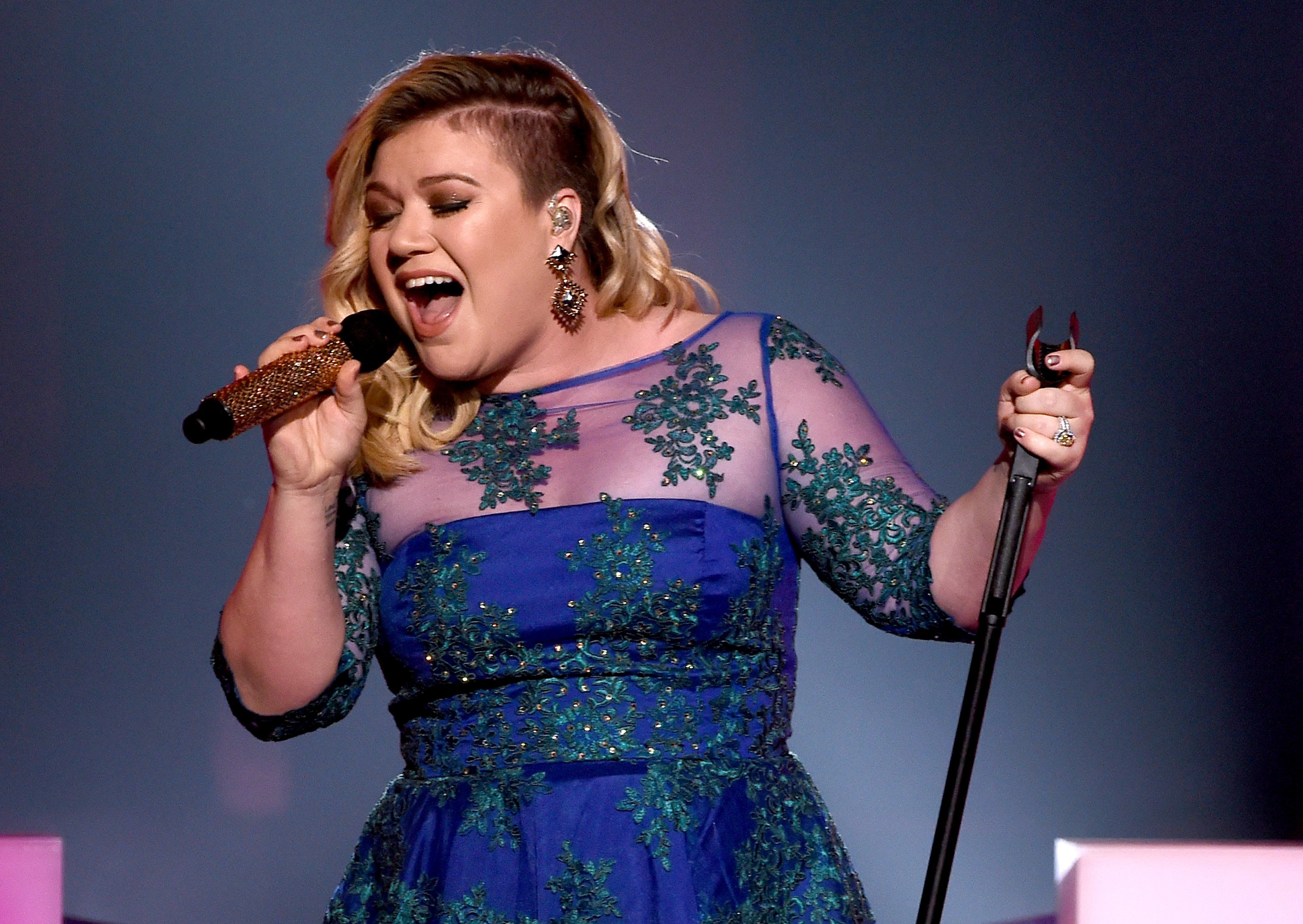 Image Credits: Getty Images | Kelly Clarkson performing
