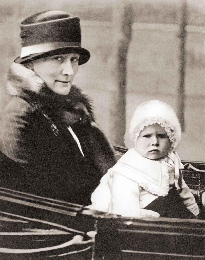 Image Credits: Getty Images / Universal History Archive/Universal Images Group | Clara Knight with Queen Elizabeth