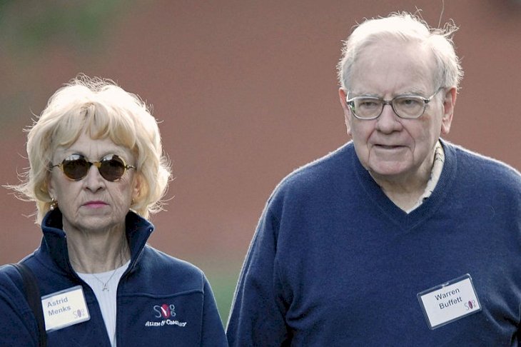 Image Credits: Getty Images / Matthew Staver / Bloomberg | Astrid Menks and Warren Buffett.