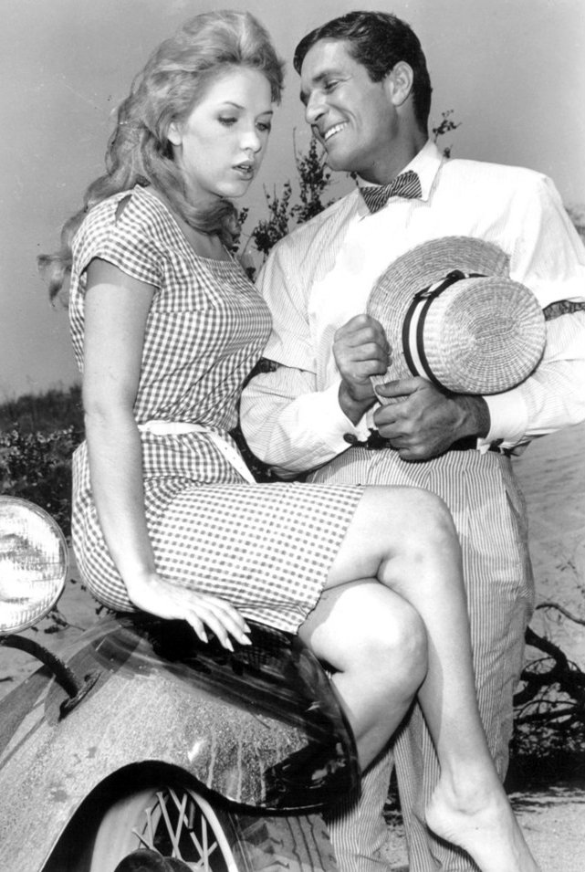 Image Source: Wikimedia Commons|Stella Stevens and Hugh O'Brian, General Electric Theater, 1961 Image Source: Wikimedia Commons|Stella Stevens and Hugh O'Brian, General Electric Theater, 1961