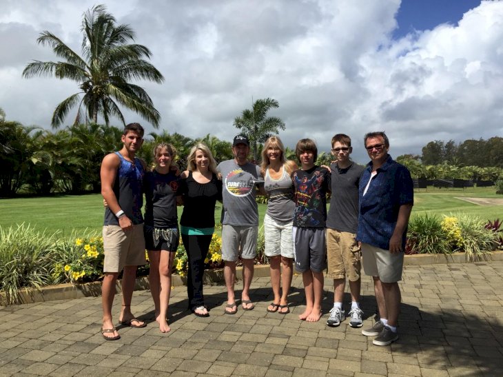 Image Source: Facebook/officialchucknorrispage | Chuck Norris shares a family vacation photo with her daughter Dina and her family.