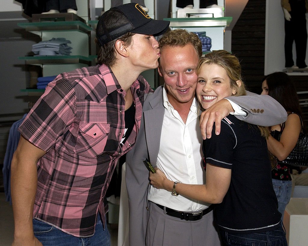 Image Credit: Getty Images / "Reba" co-stars Steve Howey and Joanna Garcia with manager Steven Fenton (C), during a launch party Thursday, August 1, 2002.