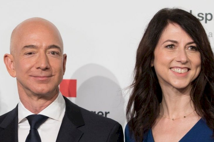 Image Credits: Getty Images / Jörg Carstensen / Picture Alliance | Jeff Bezos and MacKenzie Bezos arrive for the Axel Springer award ceremony.