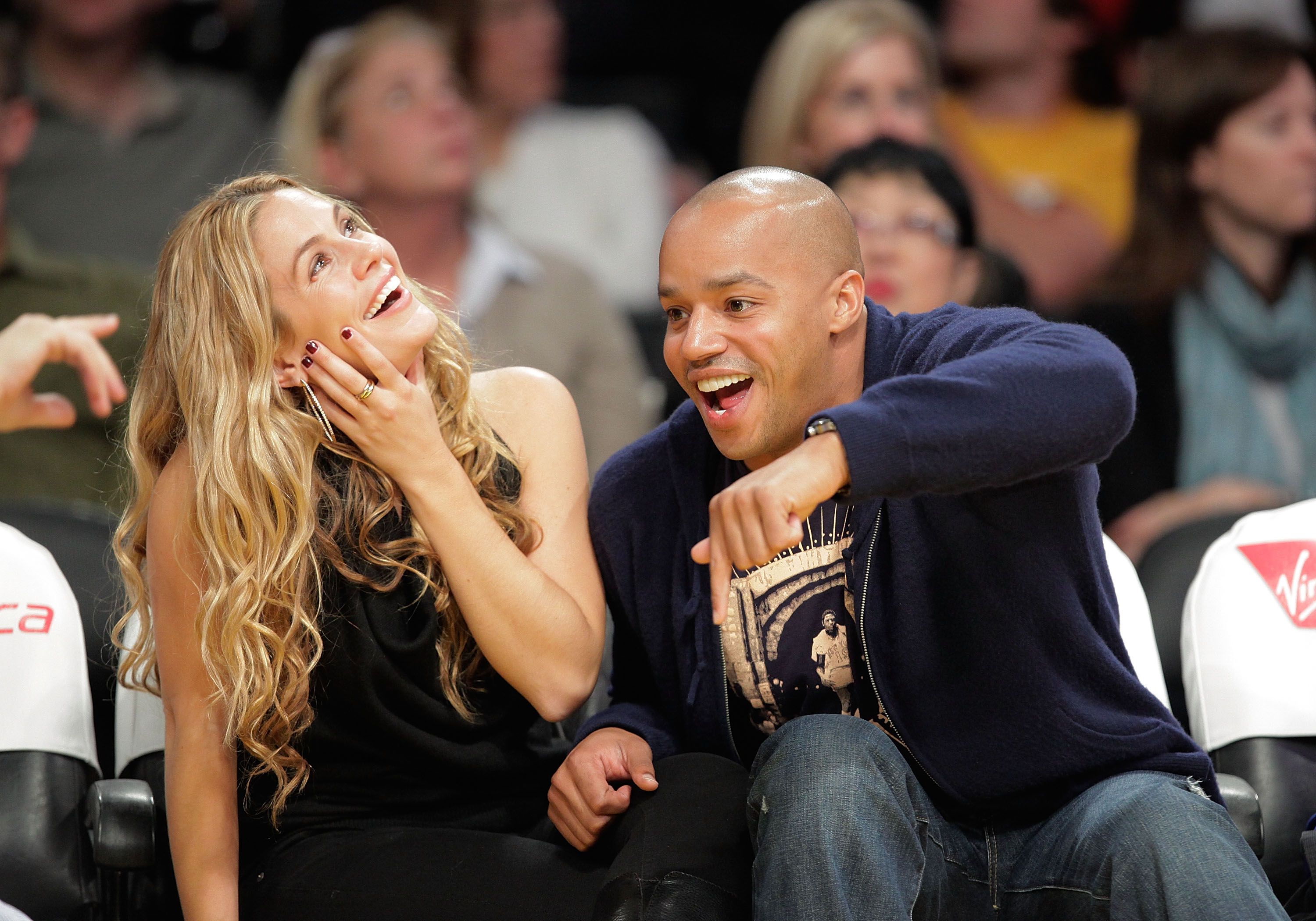 Actor Donald Faison (R) and CaCee Cobb attend a game between the Knicks and the Lakers / Getty Images