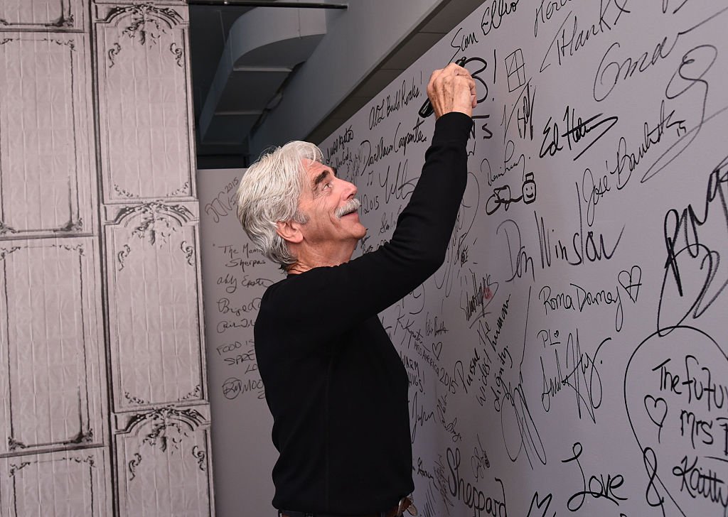 Image Source: Getty Images/Ilya S. Savenok | Elloit signing the board at AOL Build Speakers Image Source: Getty Images/Ilya S. Savenok | Elloit signing the board at AOL Build Speakers