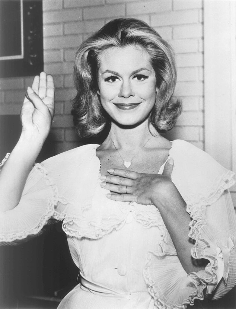 Image Credits: Getty Images / Hulton Archive | American actor Elizabeth Montgomery makes a pledge, 1960s. Image Credits: Getty Images / Hulton Archive | American actor Elizabeth Montgomery makes a pledge, 1960s.