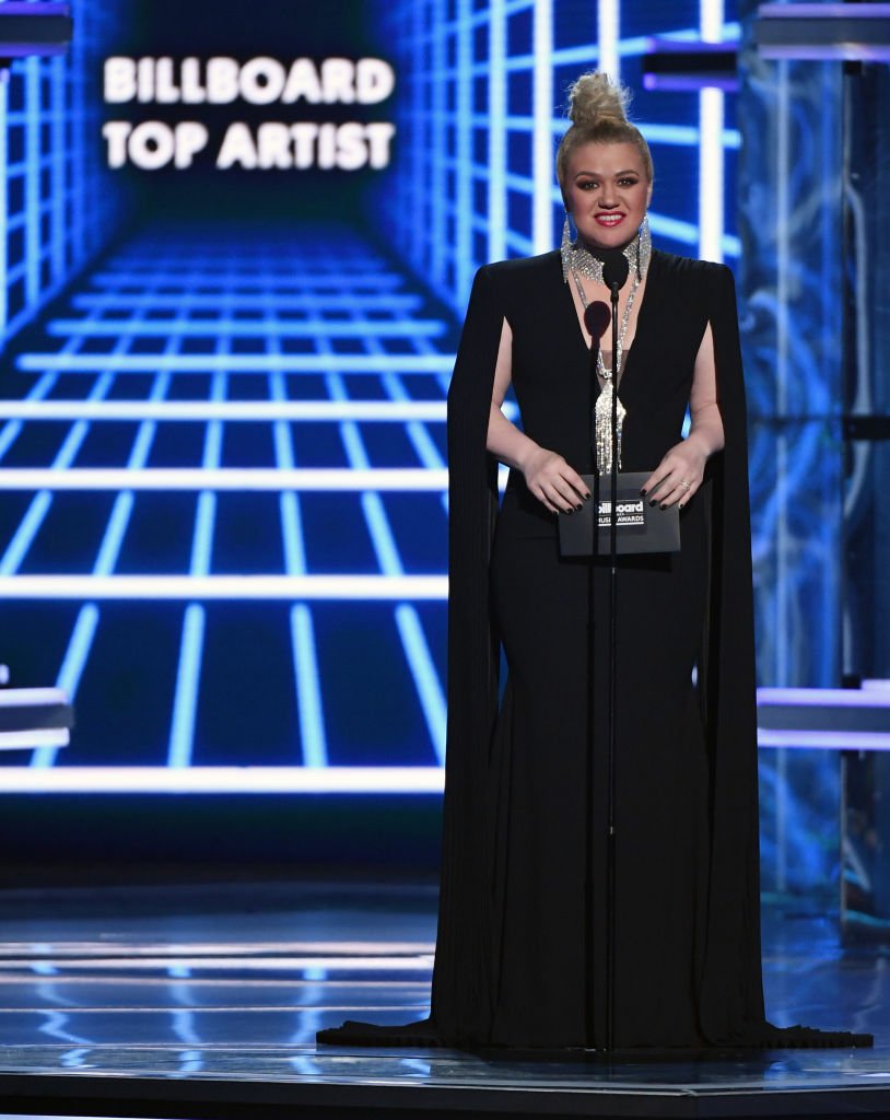 Image Source: Getty Images/Ethan Miller /Host Kelly Clarkson presents the Top Artist award during the 2019 Billboard Music Awards at MGM Grand Garden Arena on May 1, 2019 in Las Vegas, Nevada