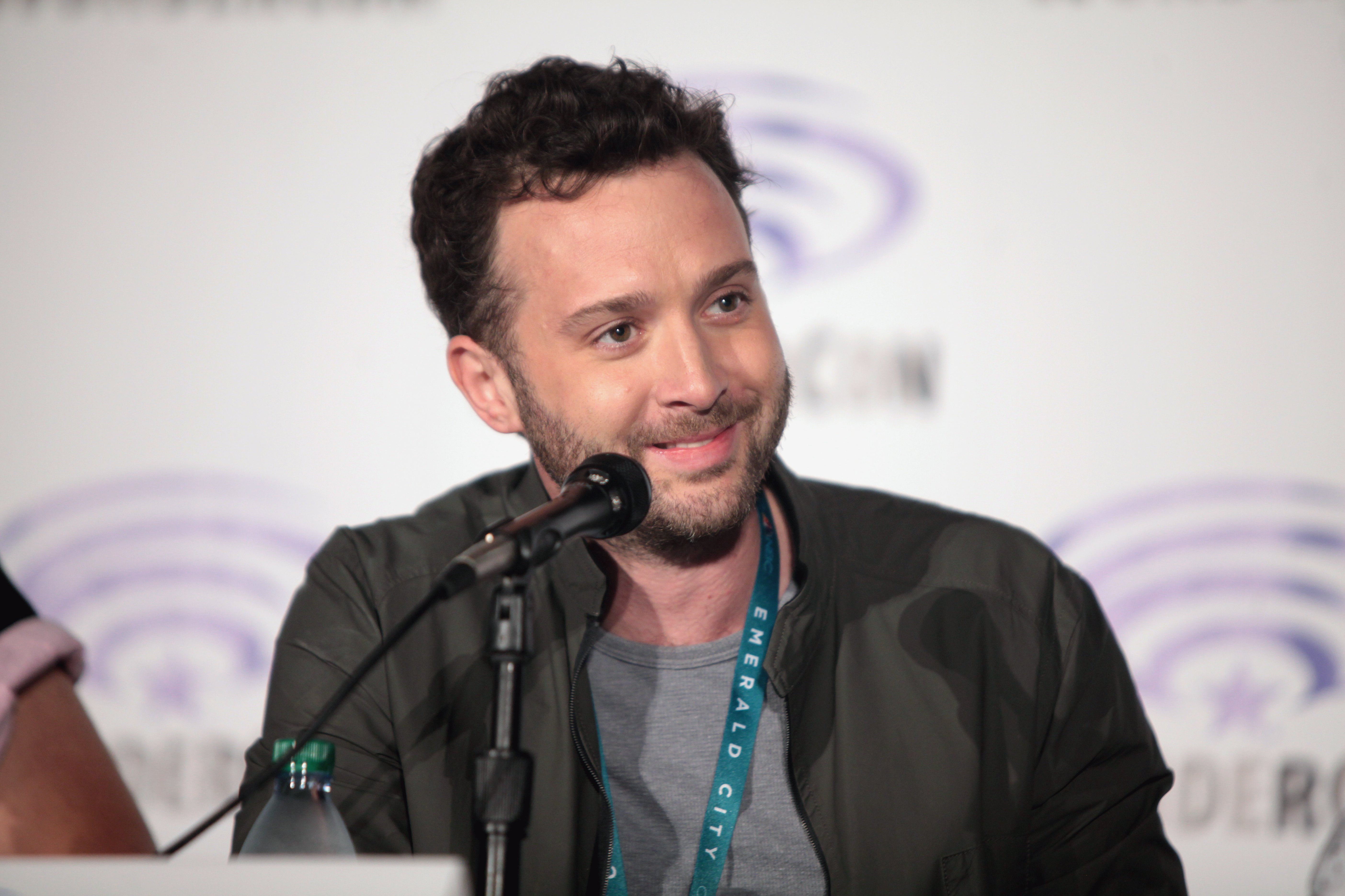 Eddie Kaye Thomas speaking at the 2016 WonderCon, for "Scorpion" / CC BY-SA 2.0/ Gage Skidmore / flickr