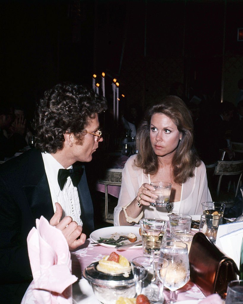 Image Credits: Getty Images / Silver Screen Collection | American actress Elizabeth Montgomery (1933 - 1995) dining with French filmmaker Andre Weinfeld, circa 1980. Image Credits: Getty Images / Silver Screen Collection | American actress Elizabeth Montgomery (1933 - 1995) dining with French filmmaker Andre Weinfeld, circa 1980.