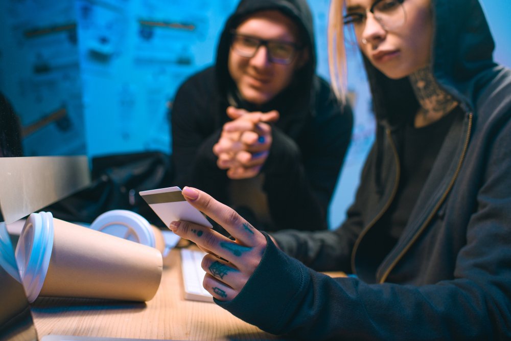 Girlfriend using stolen card | Shutterstock Girlfriend using stolen card | Shutterstock