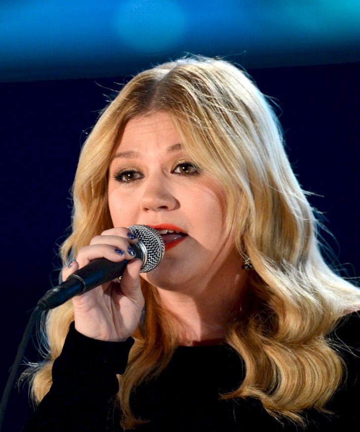 Image Credit: Getty Images / Kelly Clarkson performing at an event.