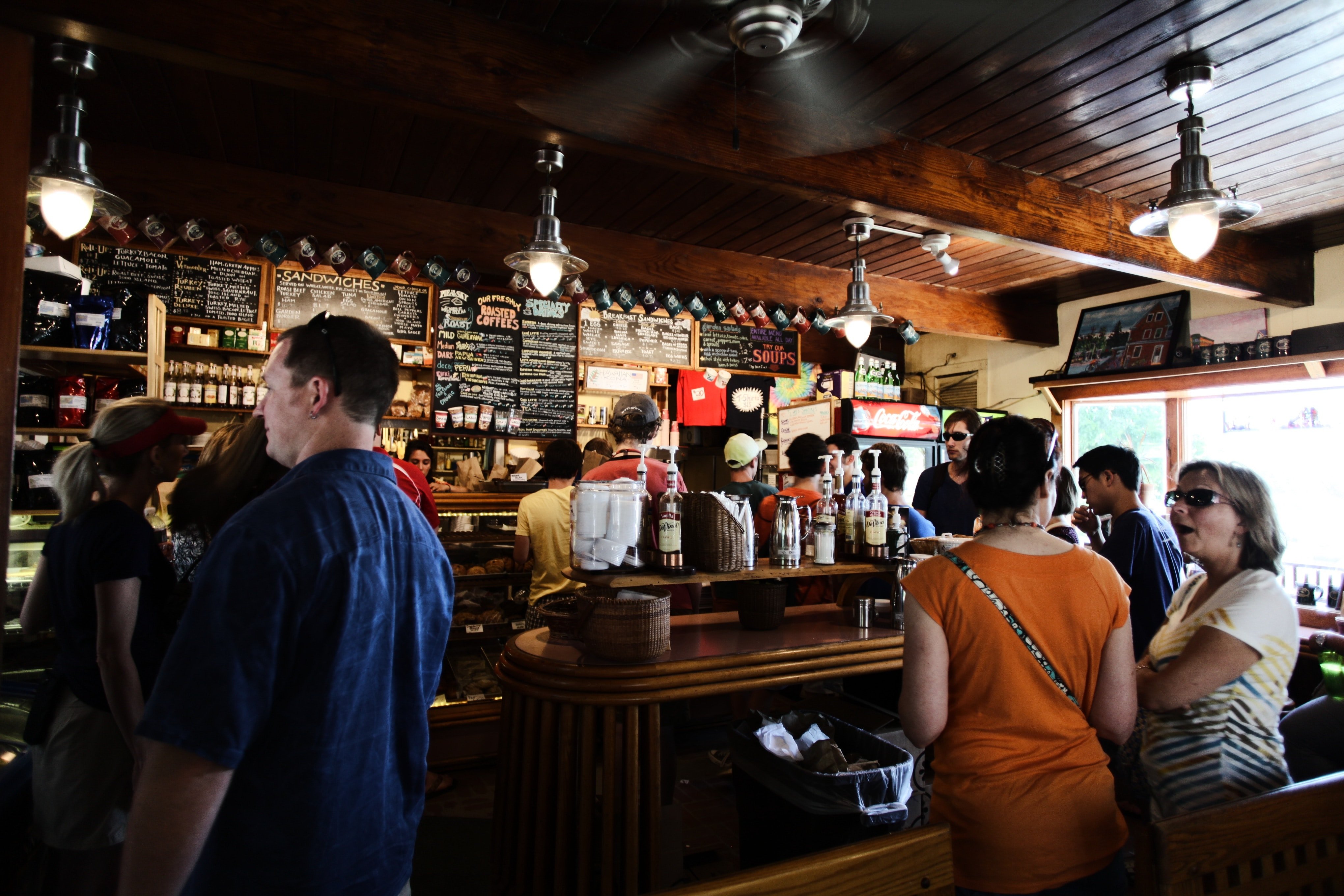 A busy bar | Unsplash