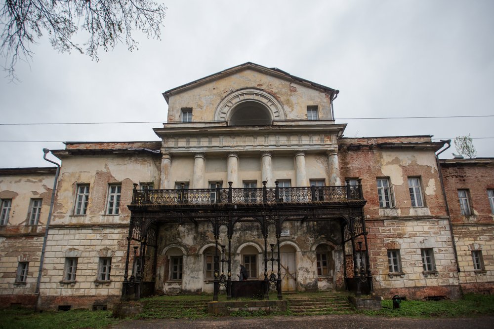 Historical landmark old abandoned mansion | Shutterstock
