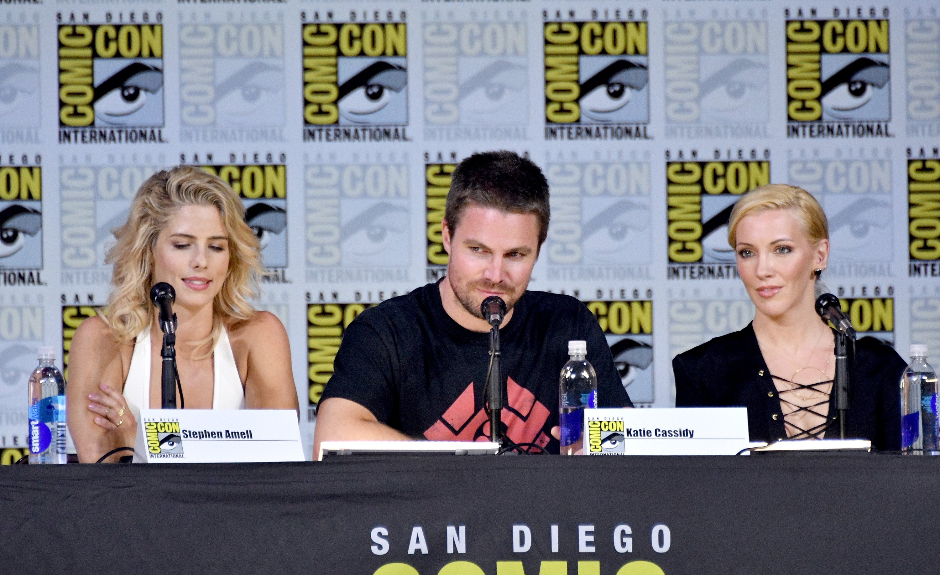Image Source: Getty Images/Arrow/CW | Emily Ricards, Stephen Amell, and Katie Cassidy in San Diego Comic Con