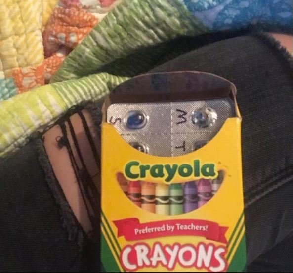 Blíster de pastillas en una caja de creyones Crayola. Fuente: Twitter/@nicki_benj