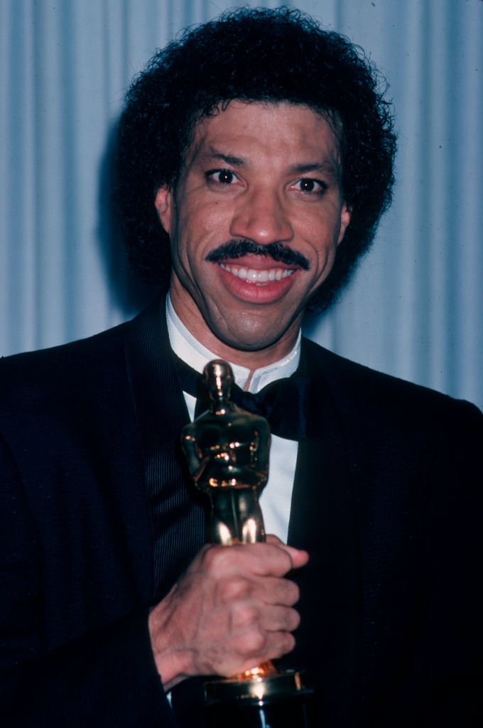 Image Credits: Getty Images / Ron Galella, Ltd./Ron Galella Collection | Lionel Richie posing with his Oscar
