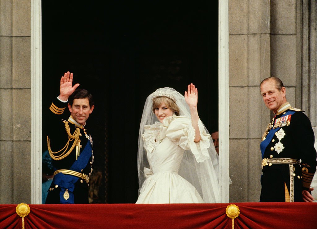 El príncipe Charles y la princesa Diana el día de su boda real saludando desde el balcón del Palacio de Buckingham, en 1981. | Foto: Getty Images