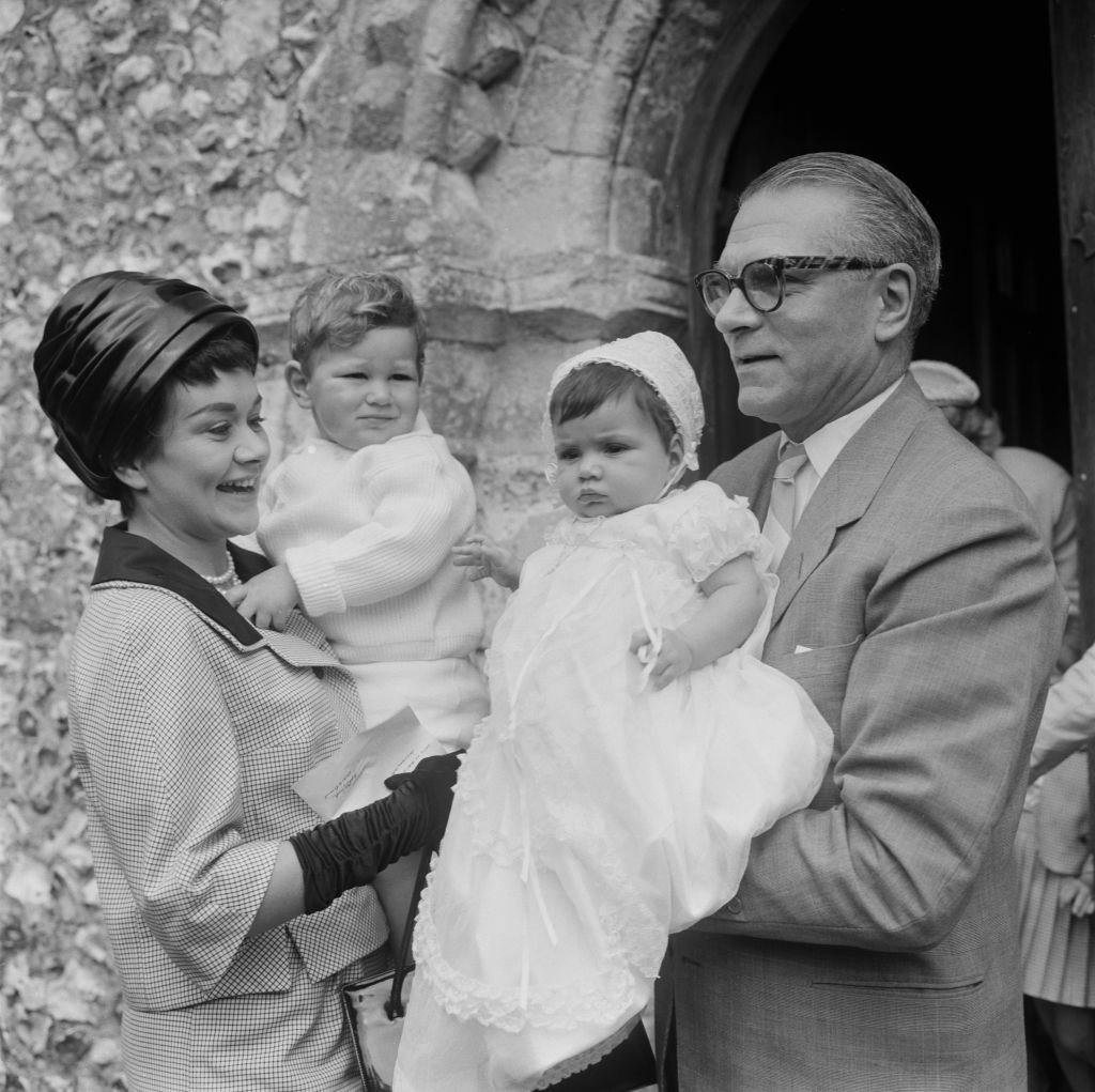 Image Credits: Getty Images / Stanley Sherman/Express/Hulton Archive | Laurence Olivier and his new family