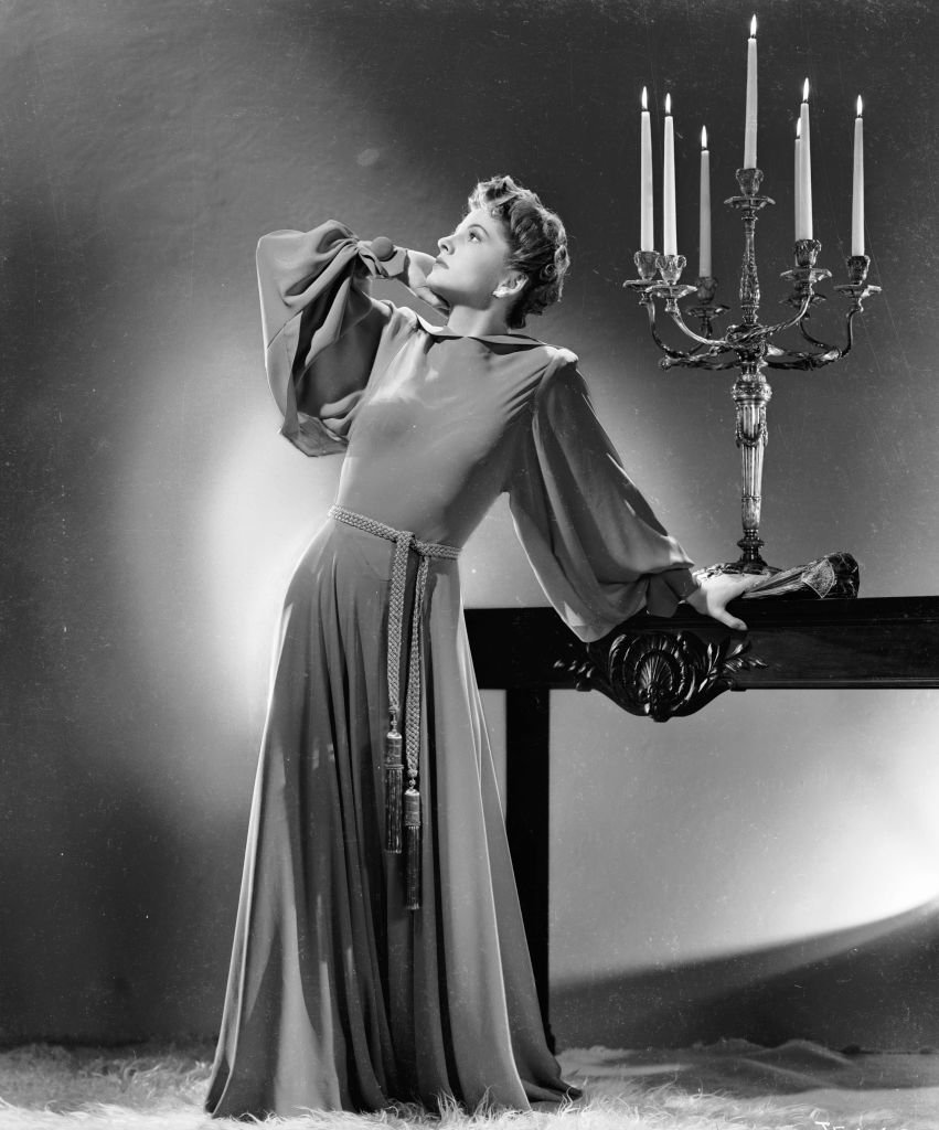 Image Source: Getty Images/John Kobal Foundation/Joan Fontaine strikes a theatrical pose