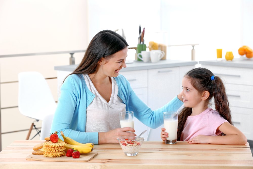 Mother and daughter share breakfast | Shutterstock