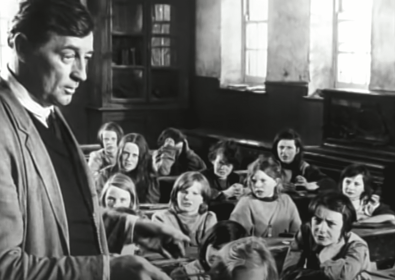 Image Source: Youtube/The Hollywood Collection|Robert in a classroom full of kids