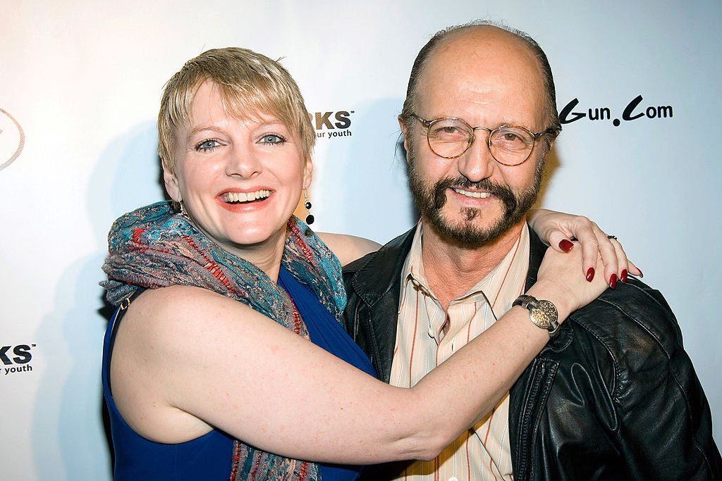 Alison Arngrim et son mari Robert Paul Schoonover | Photo : Getty Images 