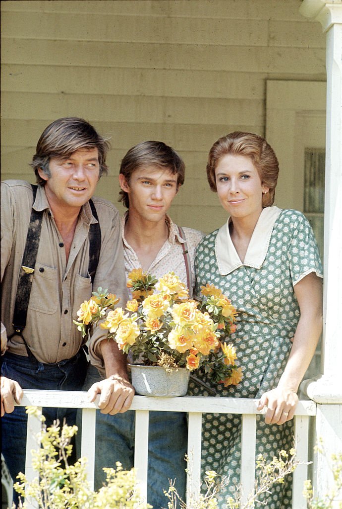 Image Credits: Getty Images / CBS | From left, Ralph Waite (as John Walton), Richard Thomas (as John Boy Walton), and Michael Learned (as Olivia Walton) in THE WALTONS. January 1, 1974.