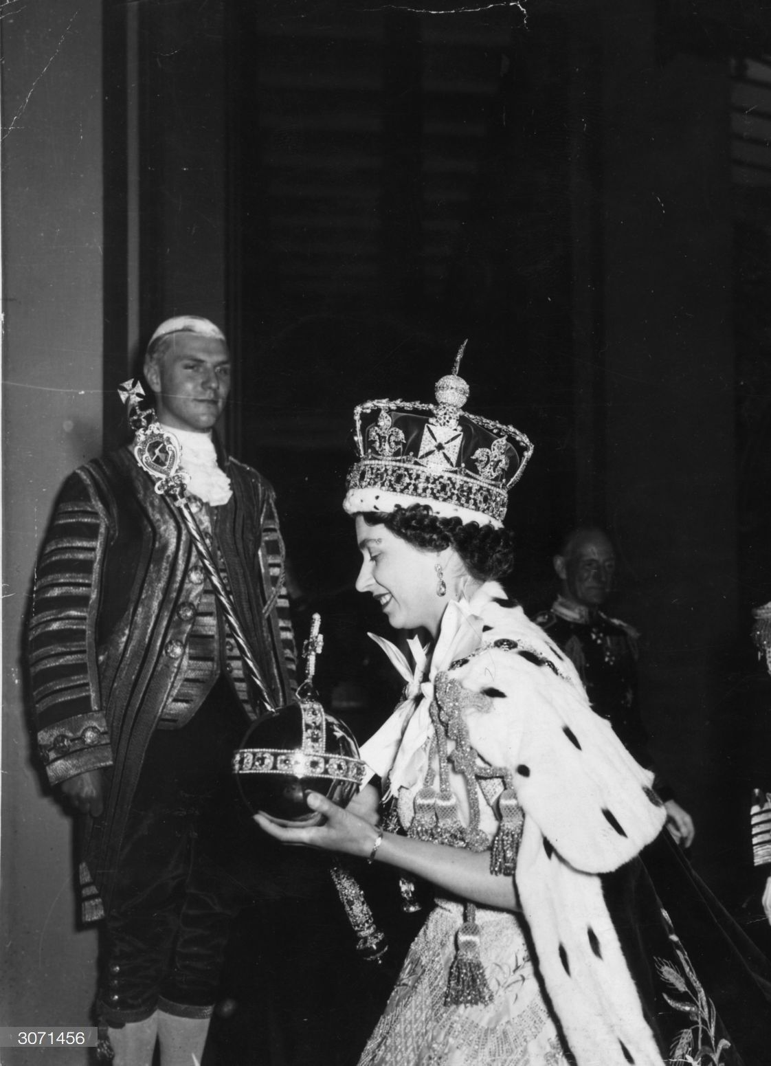 Queen Elizabeth II, wearing the Imperial State crown and carrying the Orb and Sceptre, returns to Buckingham Palace. | Source: Getty Images