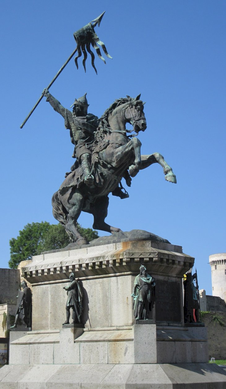 Image Credit: Wikimedia Commons/Public Domain | Statue of William the Conqueror in Falaise, France