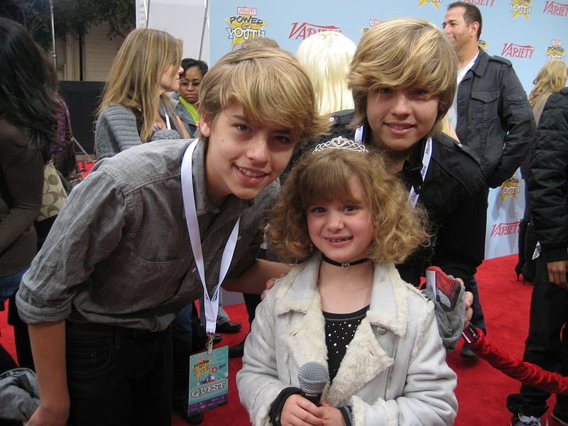 Piper's Picks® TV, Dylan and Cole Sprouse with Piper, CC BY 2.5