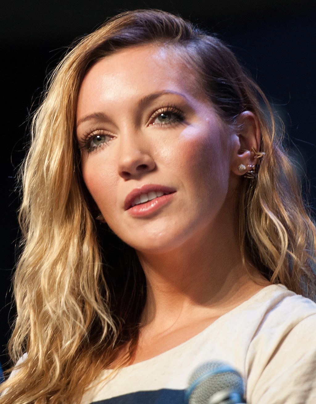 Image Source: Wikimedia Commons/Public Domain/Katie Cassidy at the Heroes and Villains convention 2016