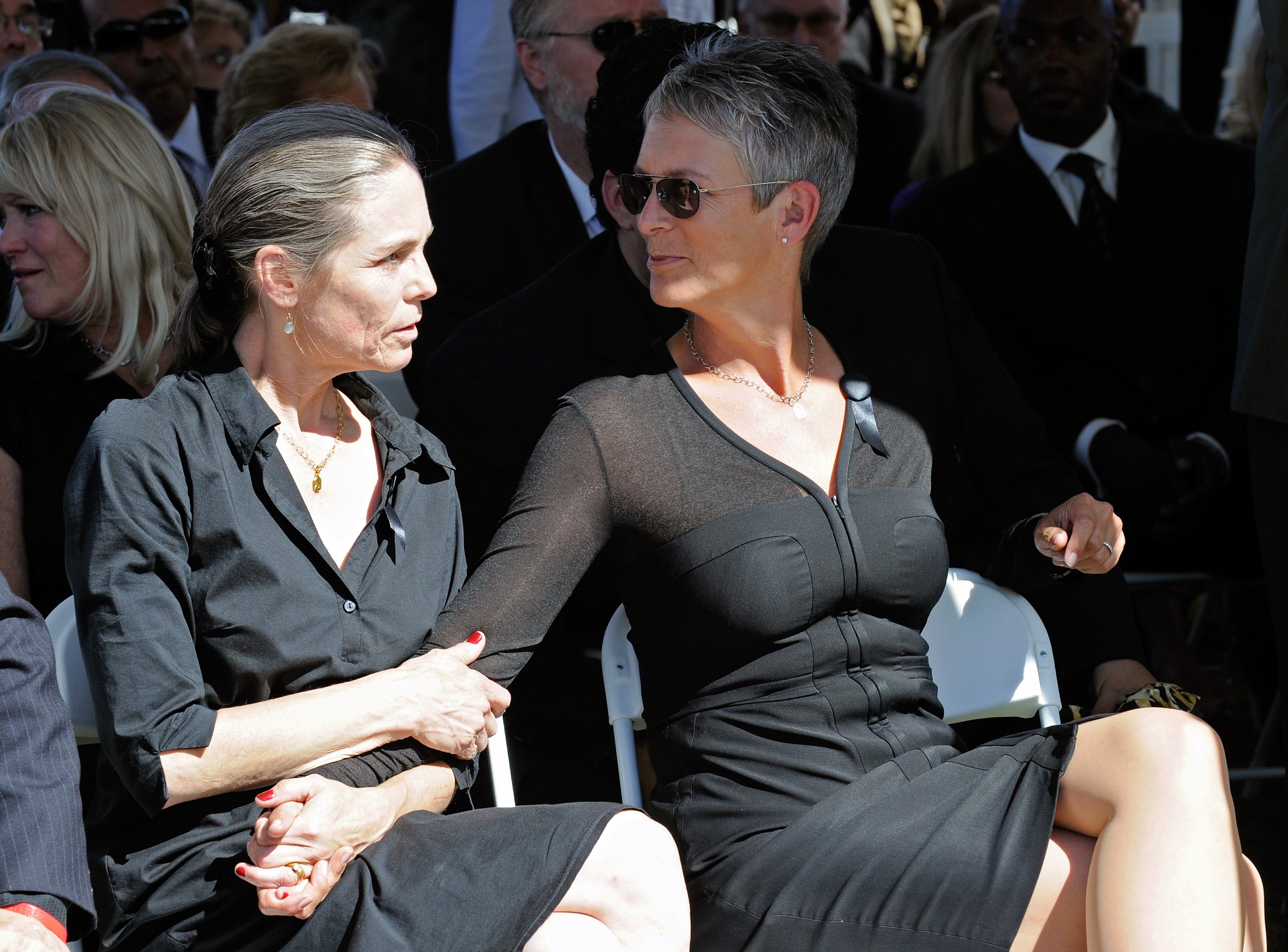Kelly and Jamie Lee Curtis | Image Source: Getty Images