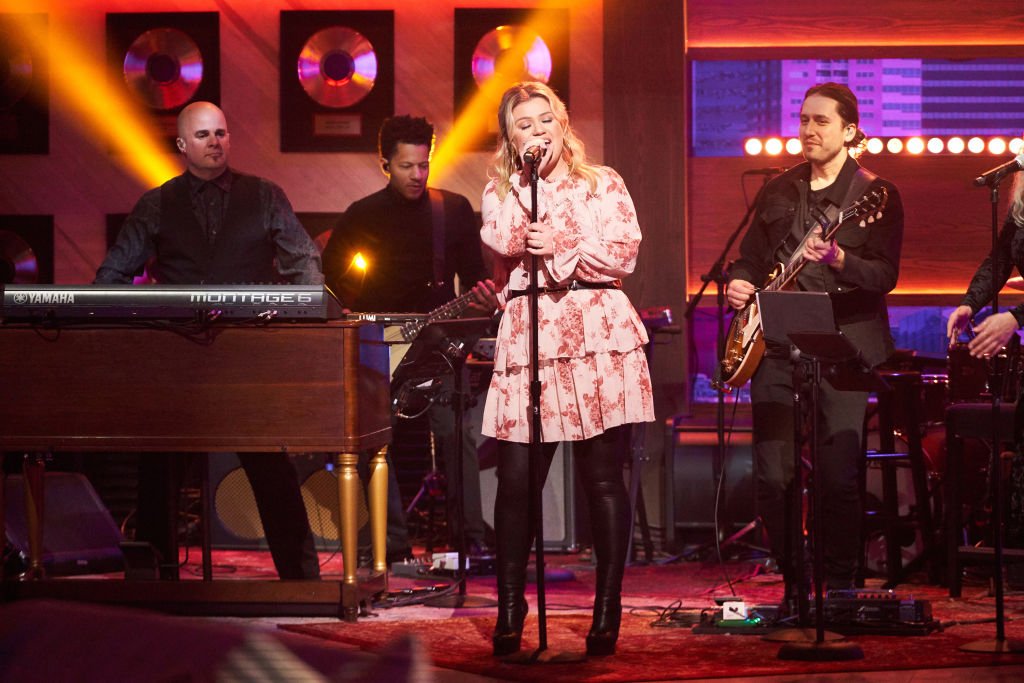 Image Credit: Getty Images / Singer, Kelly Clarkson on set for her talk show, The Kelly Clarkson Show.