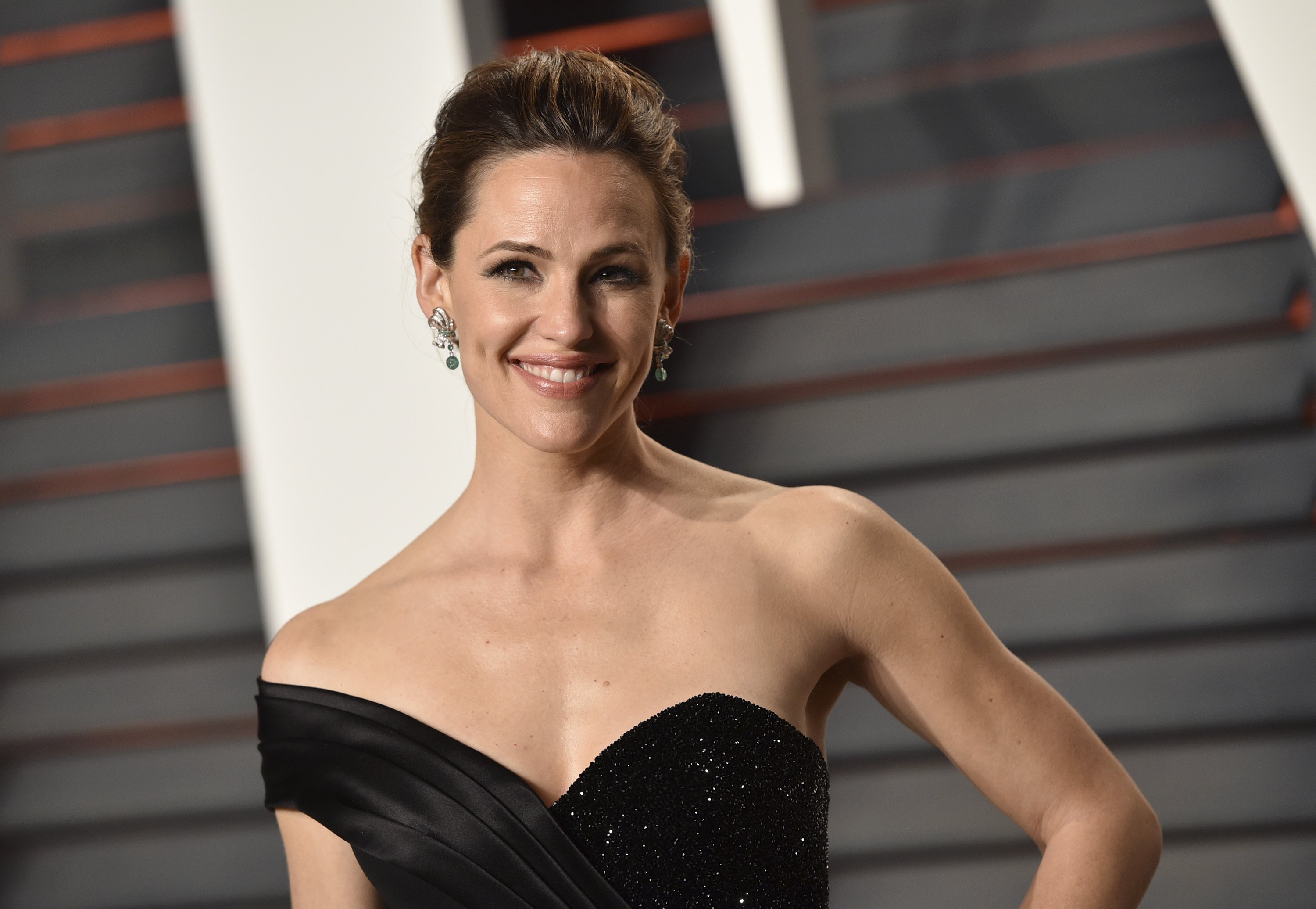 Image Credits: Getty Images / John Shearer | Actress Jennifer Garner arrives at the 2016 Vanity Fair Oscar Party Hosted By Graydon Carter at Wallis Annenberg Center for the Performing Arts on February 28, 2016 in Beverly Hills, California.