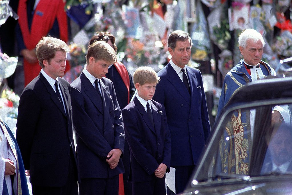 Earl Spencer, el príncipe William, el príncipe Harry y el príncipe Charles en el funeral de Diana, princesa de Gales en la abadía de Westminster, en 1997. | Foto: Getty Images