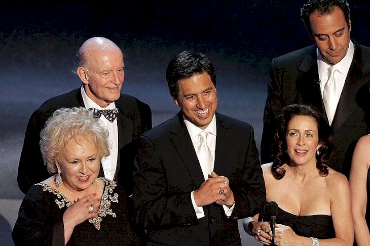 Image Credits: Getty Images / Everybody Loves Raymond at Emmy Awards - (L-R) Doris Roberts, Peter Boyle, Ray Romano, Patricia Heaton, Brad Garrett, and Monica Horan